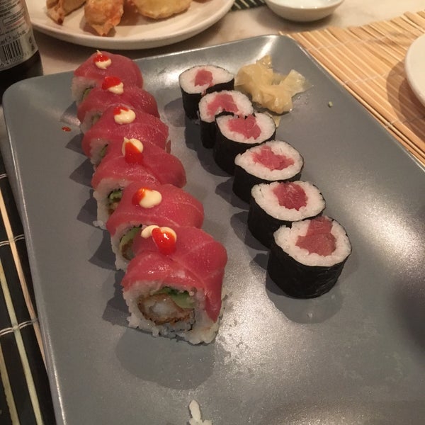 รูปภาพถ่ายที่ Sushi Life โดย Andrew เมื่อ 2/16/2017