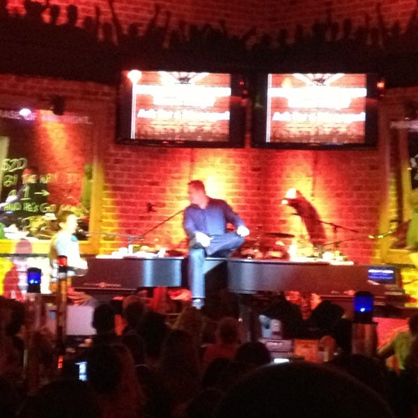 Foto scattata a Bobby McKey&#39;s Dueling Piano Bar da Dafny V. il 2/23/2013