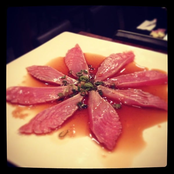 Photo prise au Sakura Japanese Sushi &amp; Grill par Han K. le1/8/2013
