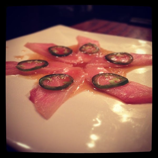 Photo prise au Sakura Japanese Sushi &amp; Grill par Han K. le12/31/2012