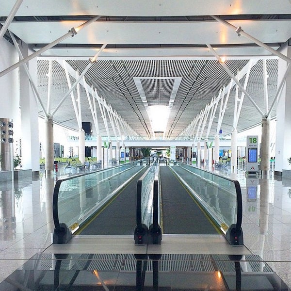 Photo taken at Brasilia Presidente Juscelino Kubitschek International Airport (BSB) by Aline F. on 2/14/2015