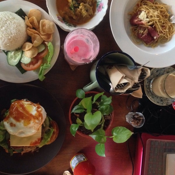 รูปภาพถ่ายที่ Gajah Tiga Café โดย Diba Mazlan เมื่อ 12/28/2015