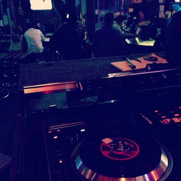 3/13/2013 tarihinde DJ 5-Ohziyaretçi tarafından Spinners'de çekilen fotoğraf