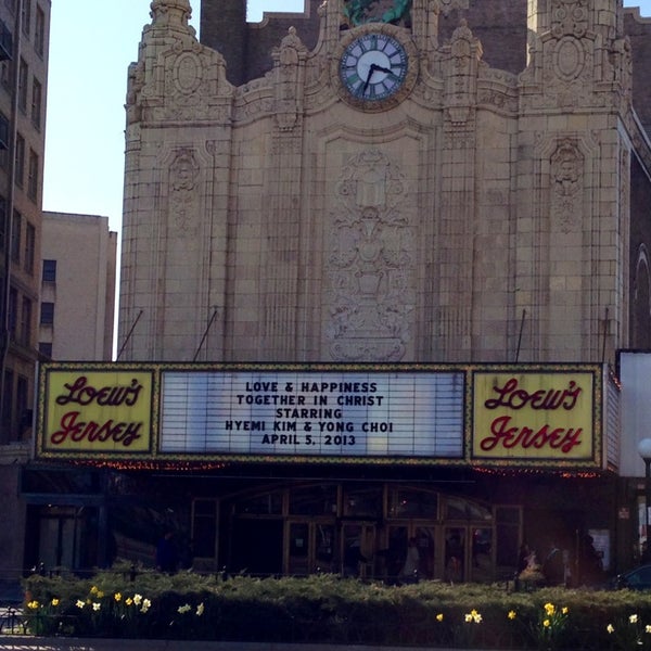 4/5/2013 tarihinde Grace M. H.ziyaretçi tarafından Landmark Loew&#39;s Jersey Theatre'de çekilen fotoğraf