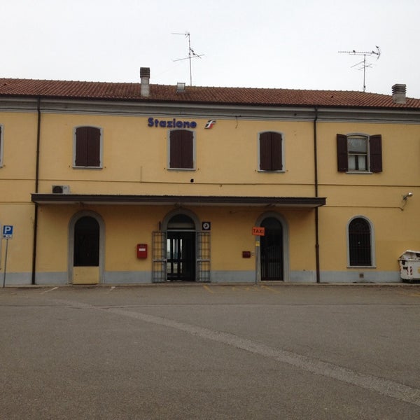 Photo taken at Stazione Poggio Rusco by Alessandro on 11/18/2013