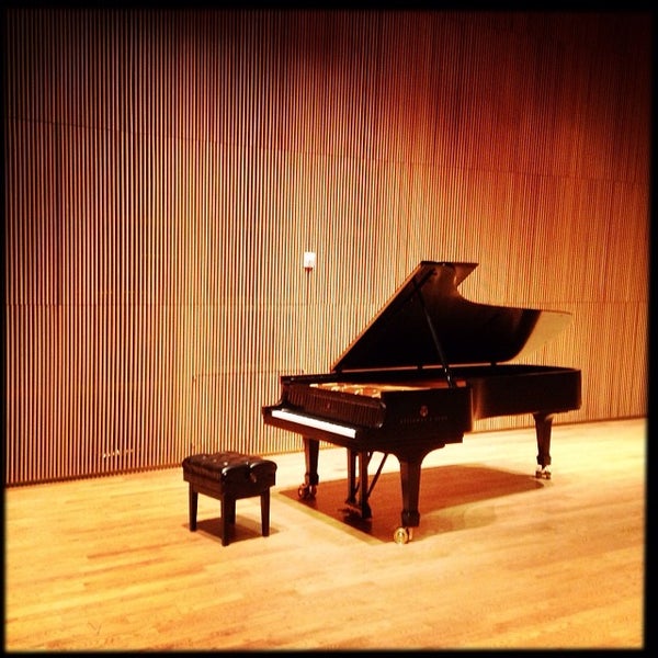 Foto tomada en DiMenna Center for Classical Music  por Kate T. el 11/15/2013