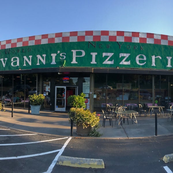 Photo taken at Giovanni&#39;s Old World New York Pizzeria by Leo L. on 5/28/2018