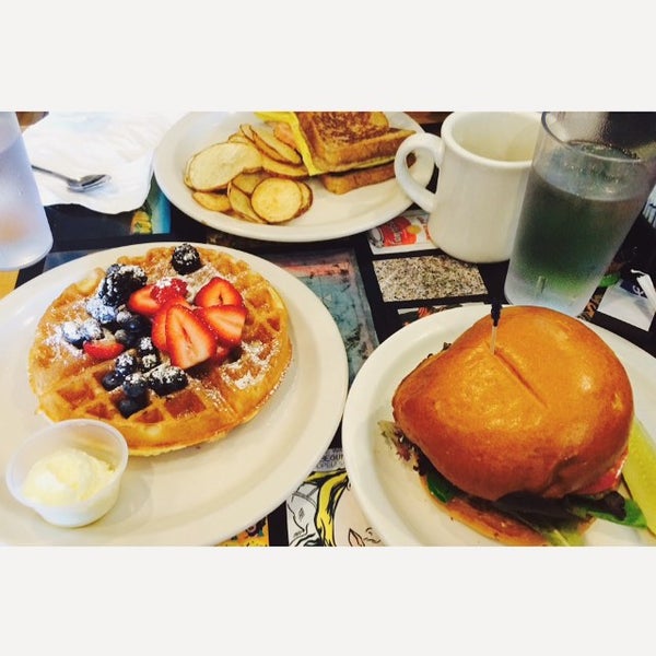 รูปภาพถ่ายที่ Allston Diner โดย Imane Q. เมื่อ 8/17/2015