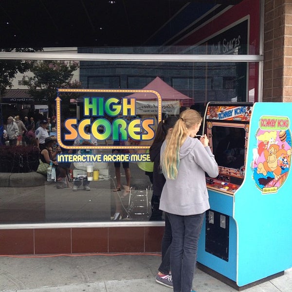 Das Foto wurde bei High Scores Arcade von Jennifer am 7/28/2013 aufgenommen