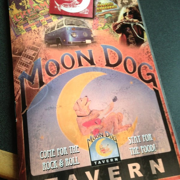 รูปภาพถ่ายที่ Moon Dog Tavern โดย Chris R. เมื่อ 2/15/2013