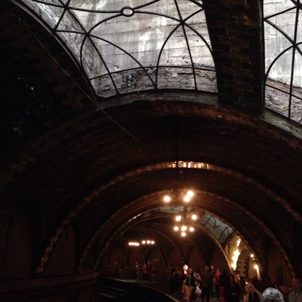 5/31/2014 tarihinde Jeremy W.ziyaretçi tarafından IRT Subway - City Hall (Abandoned)'de çekilen fotoğraf
