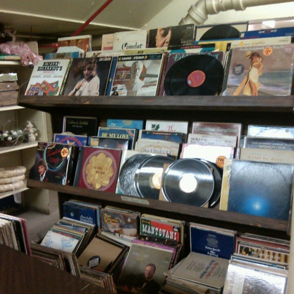 Foto tirada no(a) The Salvation Army Family Store &amp; Donation Center por DJ D. em 10/1/2013
