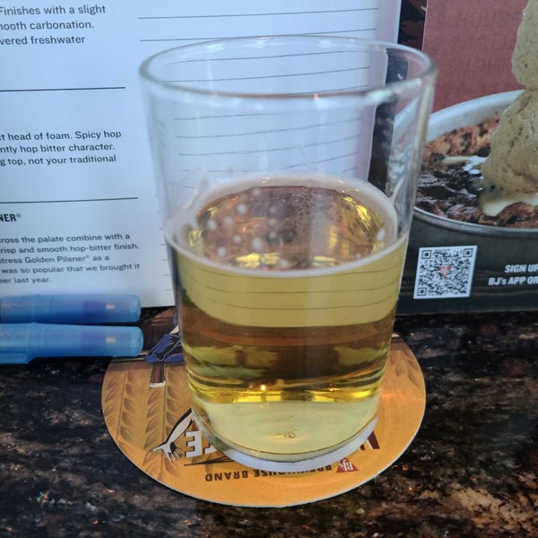 Photo taken at BJ&#39;s Restaurant &amp; Brewhouse by B.J. L. on 10/3/2022