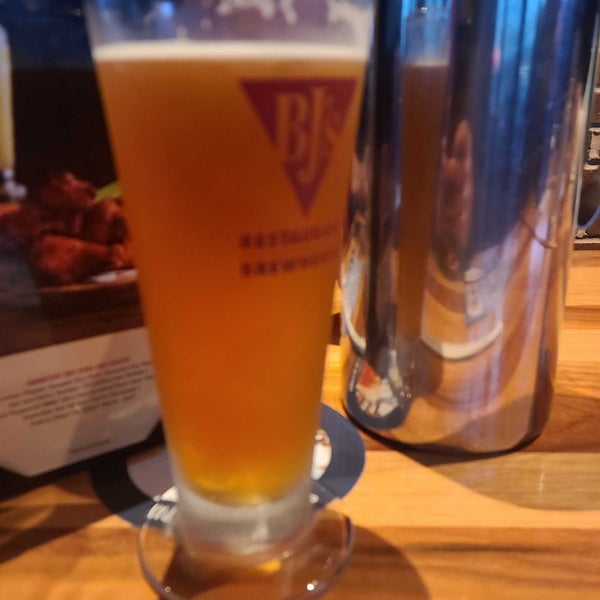 Photo taken at BJ&#39;s Restaurant &amp; Brewhouse by B.J. L. on 2/27/2023