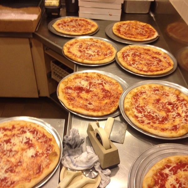 7/8/2014にJohn B.がDeLorenzo&#39;s Pizzaで撮った写真