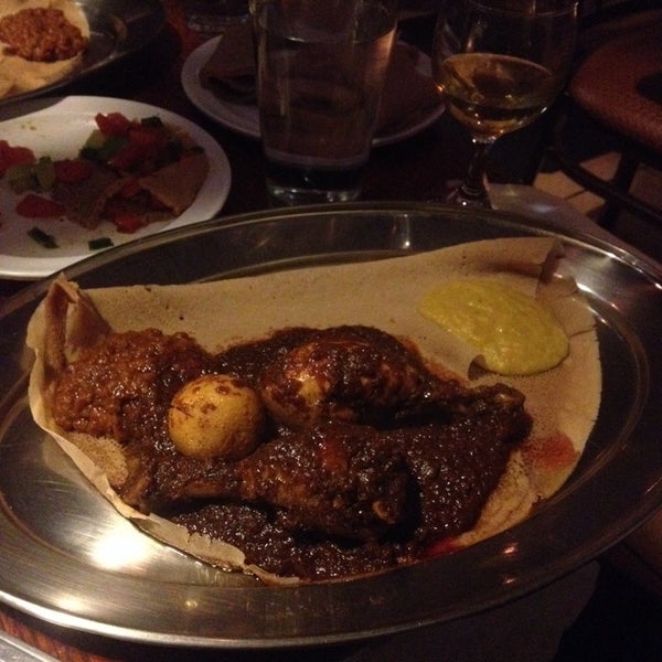 Das Foto wurde bei Meskel Ethiopian Restaurant von Rehema T. am 11/8/2013 aufgenommen