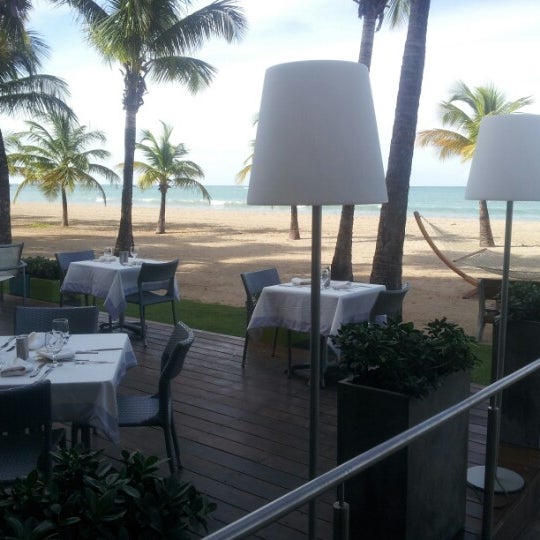 Photo prise au Sirena @ Courtyard by Marriott Isla Verde Beach Resort par Sebastián P. le11/8/2012