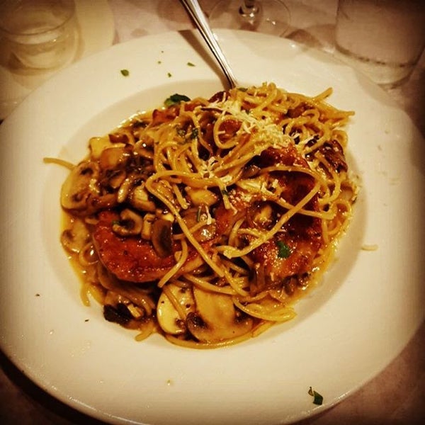 Das Foto wurde bei Tony And Luigi&#39;s Italian Mediterranean Restaurante von Dennis W. am 2/15/2016 aufgenommen