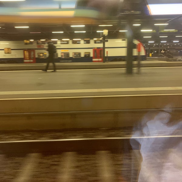 Foto scattata a Bahnhof Oerlikon da ᴡ S. il 8/10/2021