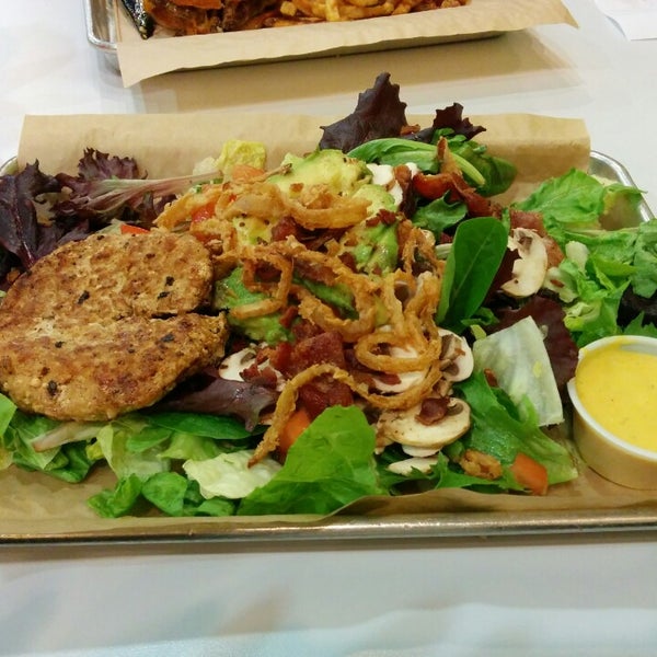 1/31/2015 tarihinde Meranda C.ziyaretçi tarafından MOOYAH Burgers, Fries &amp; Shakes'de çekilen fotoğraf