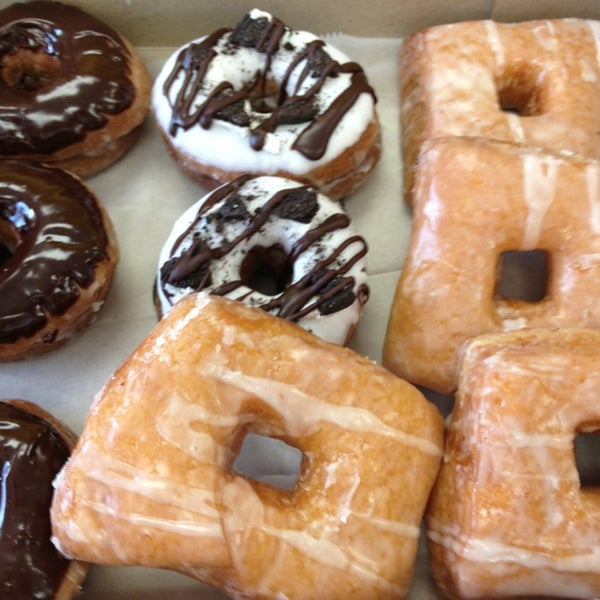 รูปภาพถ่ายที่ Donuts To Go โดย Dixie T. เมื่อ 1/7/2013