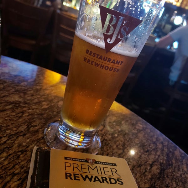 Photo taken at BJ&#39;s Restaurant &amp; Brewhouse by Raymond H. on 4/28/2018