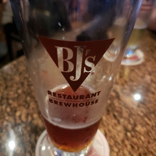 Photo taken at BJ&#39;s Restaurant &amp; Brewhouse by Raymond H. on 8/18/2018