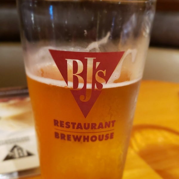 Photo taken at BJ&#39;s Restaurant &amp; Brewhouse by Raymond H. on 4/14/2019