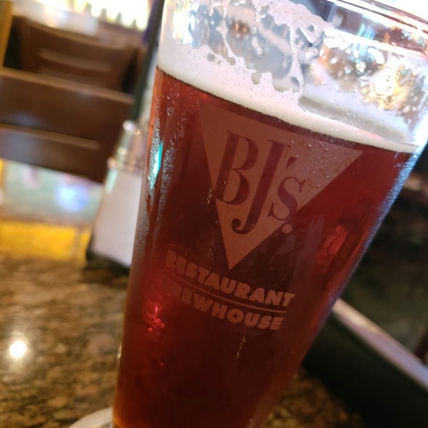 Photo taken at BJ&#39;s Restaurant &amp; Brewhouse by Raymond H. on 9/3/2018