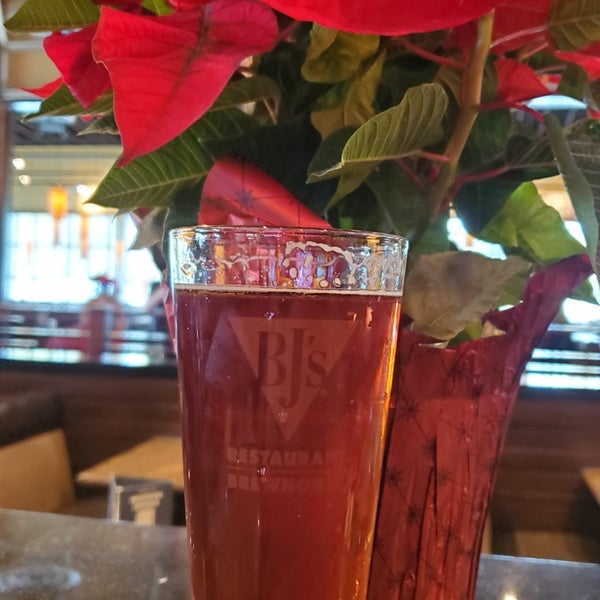 Photo taken at BJ&#39;s Restaurant &amp; Brewhouse by Raymond H. on 11/30/2019