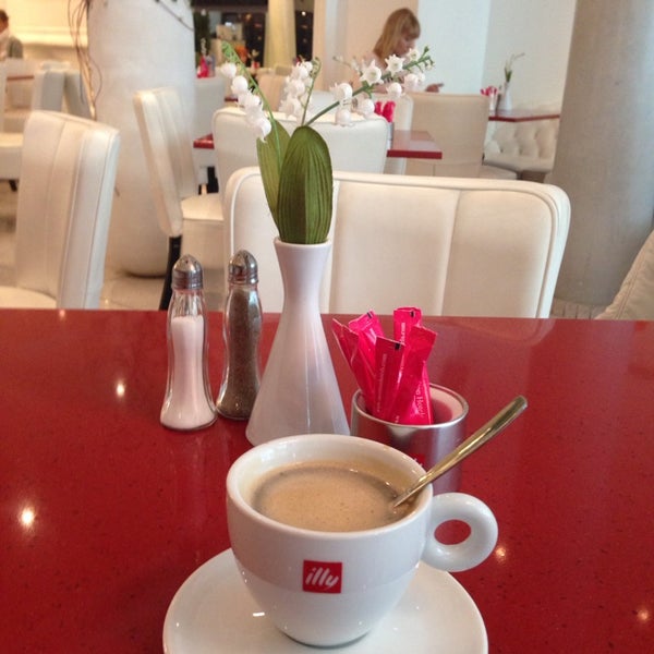 Foto tirada no(a) Café Mademoiselle por Diana em 5/27/2014