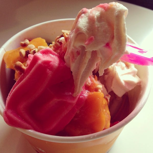 รูปภาพถ่ายที่ Yoppi Frozen Yogurt โดย Jenny L. เมื่อ 9/1/2013