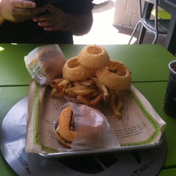 8/30/2014 tarihinde Richard J.ziyaretçi tarafından BurgerFi'de çekilen fotoğraf