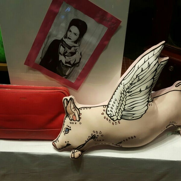 グッチ　フライングピッグブローチ GUCCI Resin Flying Pig Brooch Pink 1423774 | FASHIONPHILE