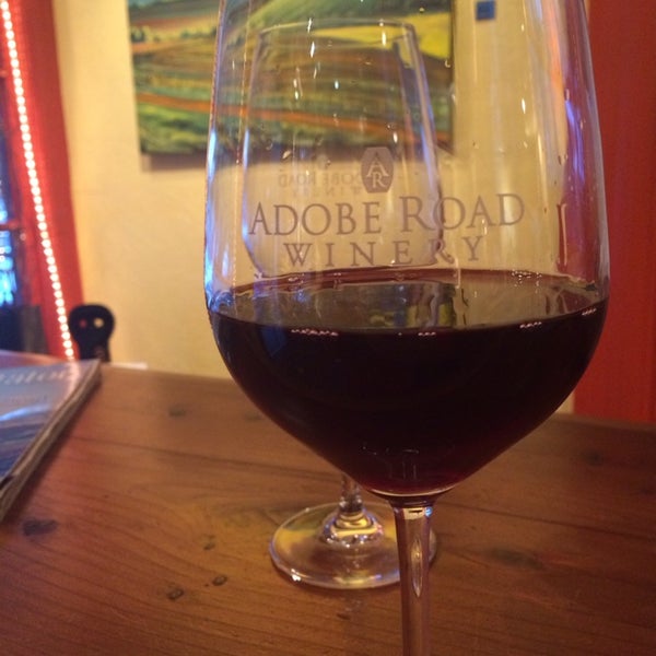 Foto scattata a Adobe Road Winery da AlmostVeggies.com il 11/4/2013