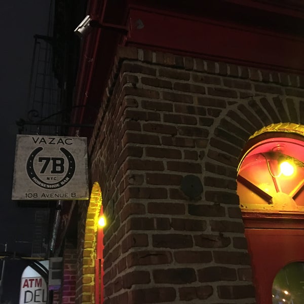 Foto scattata a 7B Horseshoe Bar aka Vazacs da Doug L. il 2/16/2019