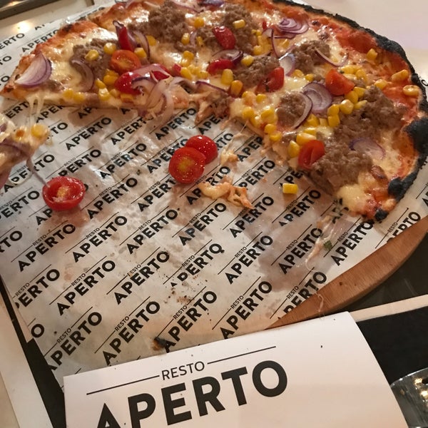 Amazing pizza in super cool decor! I love the LA/NY style decor and the food is really good, tasty and fresh. Seating is comfortable inside and outside. I definitely recommend this place!