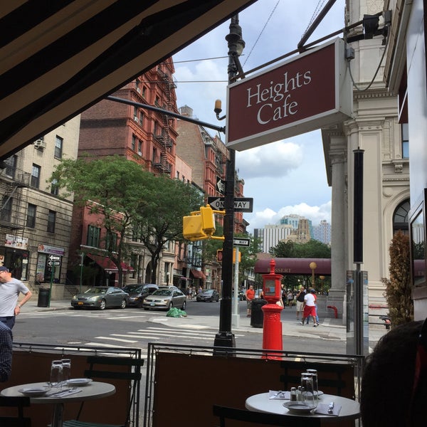 Foto diambil di Heights Cafe oleh Sabrina pada 8/8/2015