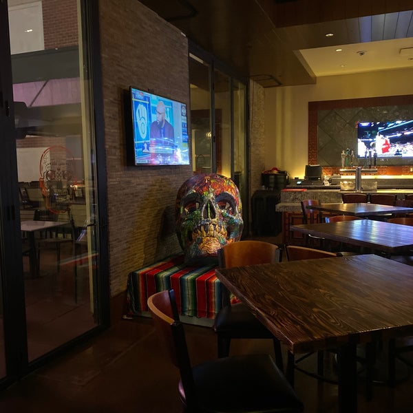 Foto scattata a Chayo Mexican Kitchen + Tequila Bar da Luciana il 2/20/2020