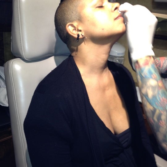 Foto tirada no(a) Studio City Tattoo &amp; Los Angeles Body Piercing por Wendy H. em 11/19/2012