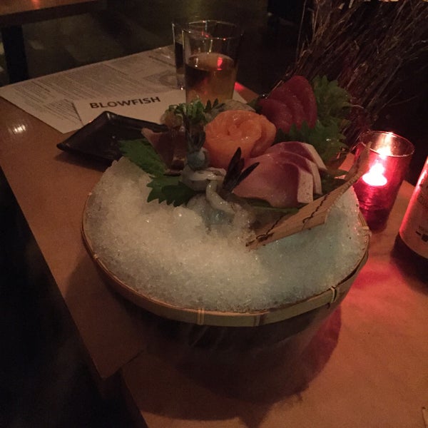 รูปภาพถ่ายที่ Blowfish Sushi to Die For โดย Katy เมื่อ 10/25/2015