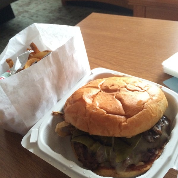 4/28/2014 tarihinde Tina S.ziyaretçi tarafından Juicy Burgers &amp; Dogs'de çekilen fotoğraf