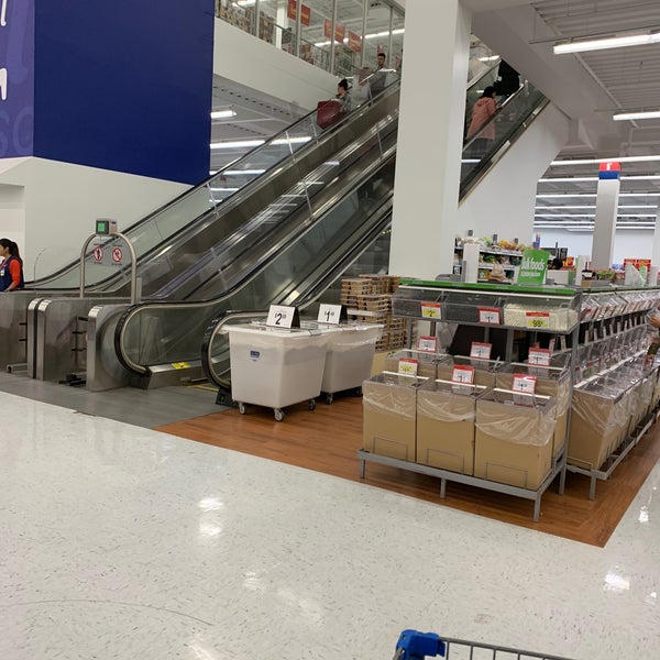 Das Foto wurde bei Walmart Supercentre von Rodrigo P. am 11/8/2019 aufgenommen