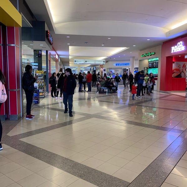 Foto tirada no(a) Metropolis at Metrotown por Rodrigo P. em 3/7/2020