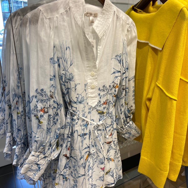 banana republic hours robson