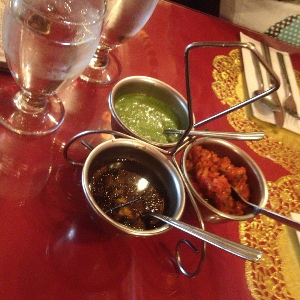 4/28/2013에 Analia님이 Kismat Indian Restaurant에서 찍은 사진