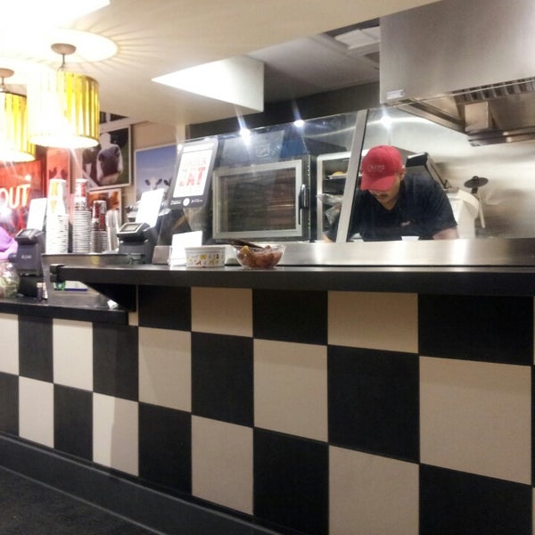 Foto diambil di MOOYAH Burgers, Fries &amp; Shakes oleh Fernando pada 9/23/2013