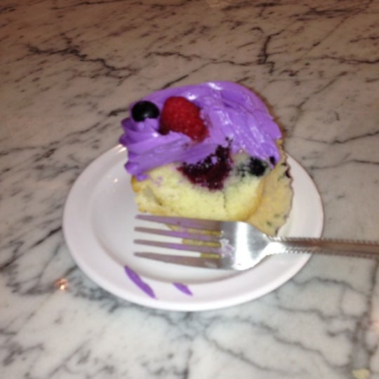 10/3/2012にBrian M.がMolly&#39;s Cupcakesで撮った写真