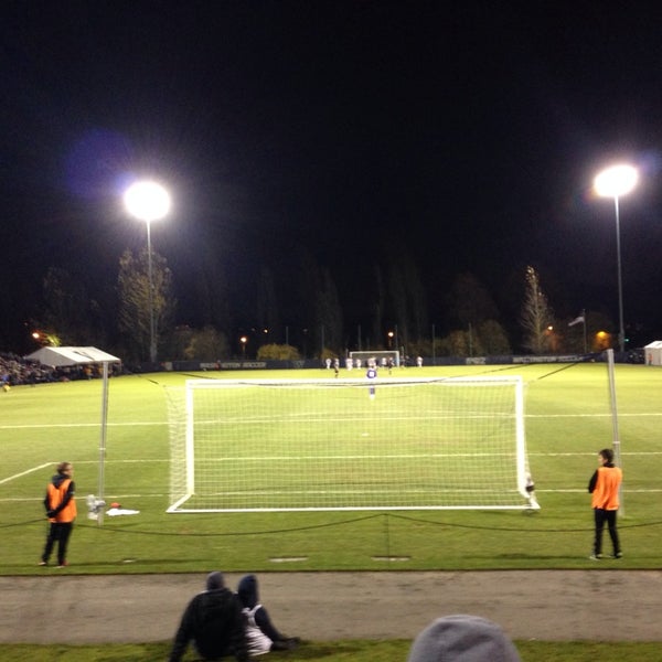 Foto scattata a Husky Soccer Field da Frank Y. il 12/2/2013