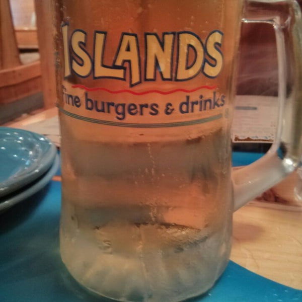 Photo taken at Islands Restaurant by adfix m. on 1/19/2014
